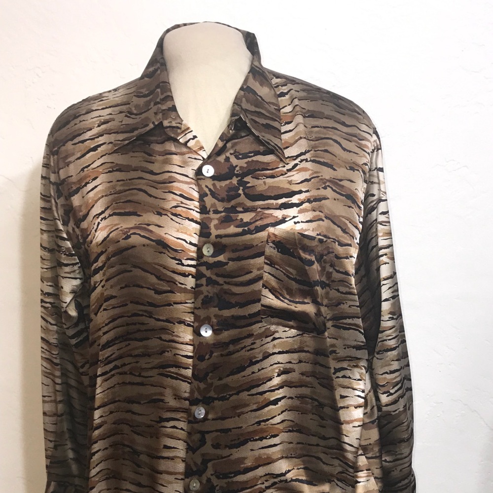 LINDA HUTTON Silk Size:16 Front Button Top